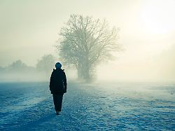 frau vor einer winterlandschaft in kirchwerder hamburg deutschland nur redaktionelle nutzung