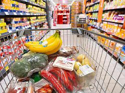 frisches gemuese obst und schokolade einkaufswagen mit lebensmitteln lebensmitteleinkauf supermarkt trier deutschland