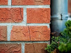 fruehjahrs check fuers haus risse feuchtigkeit dach daemmung im blick behalten