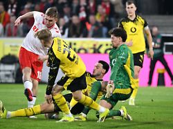 fussball bundesliga deutschland herren saison 2025 2026 25 spieltag rhein energie stadion koeln 1 fc koeln borussia dortmund isak johannesson koe daniel svensson bvb ramy bensebaini bvb gregor kobel bvb