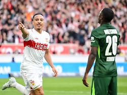 fussball bundesliga vfb stuttgart vfl wolfsburg 24 spieltag mhparena jamie leweling l vfb stuttgart jubelt nach seinem tor zum 2 0 sael kumbedi r vfl wolfsburg reagiert unzufrieden
