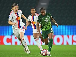 fussball frauen champions league vfl wolfsburg olympique lyon k o runde viertelfinale hinspiele volkswagen arena lineth beerensteyn r vfl wolfsburg dribbelt an damaris egurrola l olympique lyon vorbei