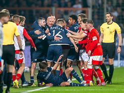 fussball maenner 2 bundesliga vfl bochum 1 fc kaiserslautern 25 spieltag vonovia ruhrstadion spieler beider mannschaften geraten aneinander