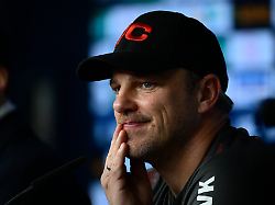 fussball maenner bundesliga hamburger sv 1 fc koeln 26 spieltag volksparkstadion trainer c581ukasz kwasniok 1 fc koeln sitzt waehrend nach dem 1 1 in der pressekonferenz im volksparkstadion