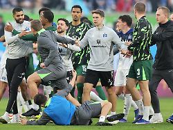 fussball maenner bundesliga vfl wolfsburg hamburger sv 25 spieltag volkswagen arena auseinandersetzung zwischen beiden mannschaften nach dem spielende