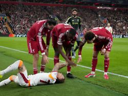 fussball maenner champions league fc liverpool galatasaray istanbul k o runde achtelfinale rueckspiele anfield noa lang von galatasaray reagiert nach einer verletzung