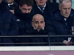 fussball maenner premier league england west ham united manchester city pep guardiola vorne m trainer von manchester city verfolgt das spiel von der tribuene aus