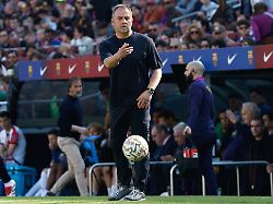 fussball maenner primera division spanien fc barcelona rayo vallecano barcelonas cheftrainer hansi flick gibt den ball zurueck
