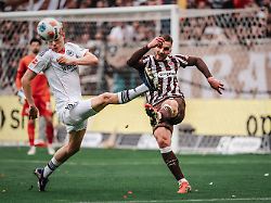 fussball maenner saison 2025 2026 fussball bundesliga 25 spieltag fc st pauli vs eintracht frankfurt 08 03 2026 v l jonathan burkardt 9 eintracht frankfurt gegen james sands 6 fc st