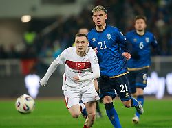 fussball maenner wm qualifikation europa kosovo tuerkei playoffs finale kerem aktuerkoglu tuerkei und albian hajdari kosovo kaempfen um den ball