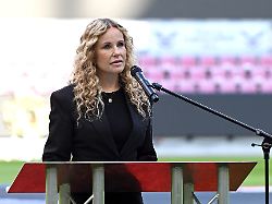 fussball trauerfeier fuer den frueheren bundesliga trainer christoph daum rheinenergiestadion katja burkard fernsehmoderatorin spricht waehrend der trauerfeier