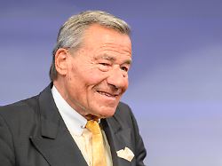 ger berlin studio zu gast bei maischberger polittalk tv format mit moderatorin sandra maischberger das erste aus adlershof am studio 20 im bild v l wolfgang grupp familienunternehmer trigema 14 05