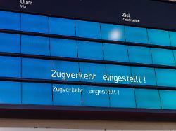 ger sturmtief ylenia eingestellter bahnverkehr am hbf oldenburg in folge des sturms fahren in teilen niedersachsens keine zuege mehr 17 02