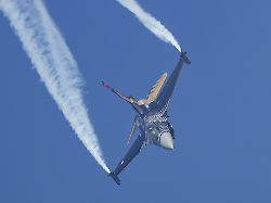 general dynamics f 16 fighting falcon flugzeug in den farben der tuerkischen luftwaffe england grossbritannien europa