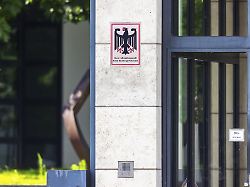 generalbundesanwalt beim bundesgerichtshof in karlsruhe amtsschild mit bundesadler am dienstgebaeude
