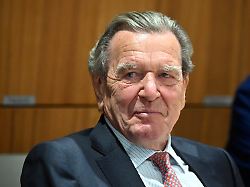gerhard schroeder ehemaliger bundeskanzler nimmt an der sitzung des niedersaechsischen landtags mit der wahl des neuen ministerpraesidenten von niedersachsen teil