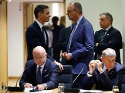 germany s chancellor friedrich merz rear center speaks with spain s prime minister pedro sanchez rear left during a round table meeting at the eu summit in brussels thursday jan 22 2026