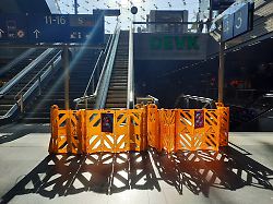 gesperrte rolltreppen im hauptbahnhof aufgenommen am 06 03 2026 in berlin mitte