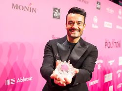 giovanni zarrella praesentiert seinen preis auf dem roten teppich nach der preisverleihung des polyton 2026 in den berliner atelier gardens am 25 03 2026