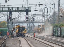 gleisarbeiten werden auf der riedbahnbaustelle am bahnhof gernsheim ausgefuehrt