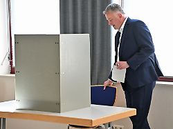 gordon schnieder cdu spitzenkandidat fuer die landtagswahl in rheinland pfalz nimmt in einem wahllokal in birresborn hinter einem sichtschutz platz um seinen stimmzettel auszufuellen 1