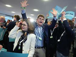 grosse jubelschreie der gaeste und freue mit emotionen fuer gordon schnieder auf der cdu wahlparty bei der landtagswahl 2026 in rheinland pfalz mainz 22 03