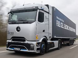 grosse reichweite fuer schwere lasten daimlers nextgenh2 truck faehrt mit wasserstoff statt diesel und schafft mit vollen tanks bis zu 1 000 kilometer am stueck