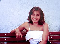 handout 05 07 2024 bayern aschaffenburg das undatierte handout der kriminalpolizei aschaffenburg fuer den cold case maria koehler zeigt das opfer maria koehler auf einer bank