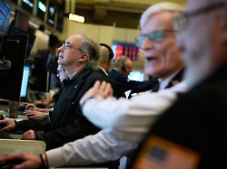 haendler arbeiten auf dem parkett der new york stock exchange der krieg mit dem iran liess die oelpreise stark steigen