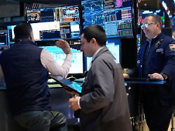 haendler arbeiten auf dem parkett der new yorker boerse