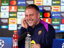 hansi flick bleibt weiter in barcelona