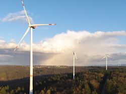 hohe windraeder in einer waldlandschaft die sich in die ferne erstrecken unter einem klaren himmel windkraftanlage bei schorndorf winterbach baden wuerttemberg deutschland