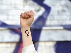 illustration 07 03 2025 sachsen leipzig eine frau hebt ihre faust in die hoehe auf ihrem arm ist das venussymbol zu sehen das fuer das weibliche geschlecht und frauenrechte steht