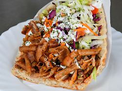 illustration 19 02 2018 ein doener kebab angerichtet auf einem teller