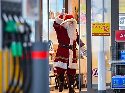 illustration der weihnachtsmann kommt am 24 12 2017 aus einer tankstelle nahe in biegen brandenburg