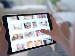 illustration ein junger mann schaut sich auf einem smartphone eine porno internetseite an gestellte szene