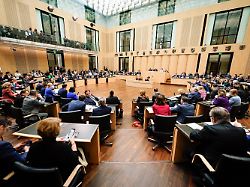 impressionen symbolbild plenarsaal des deutschen bundesrat waehrend der plenarsitizung