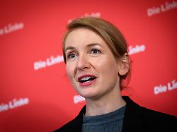 ines schwerdtner bundesvorsitzende der partei die linke aeussert sich bei einer pressekonferenz im karl liebknecht haus zum ausgang der landtagswahl in rheinland pfalz