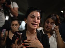 iranische demonstranten am flughafen von sydney nachdem fuenf iranischen fussballspielern in australien asyl gewaehrt wurde besteht grosse sorge um die sicherheit der ausreisenden spielerinnen