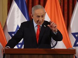 israels ministerpraesident benjamin netanjahu spricht waehrend einer pressekonferenz mit seinem indischen amtskollegen modi