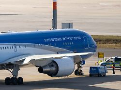 israels staatsflugzeug fluegel zions steht am flughafen ber israel hat seinen staatsflieger wegen der militaerischen eskalation mit dem iran in deutschland in sicherheit gebracht