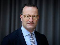jens spahn cdu vorsitzender der cdu csu bundestagsfraktion steht vor einem gespraech mit der deutschen presse agentur dpa im newsroom der nachrichtenagentur