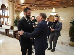 johann wadephul r cdu bundesminister des auswaertigen wird von syriens interimspraesident ahmed al scharaa l zu einem treffen im praesidentenpalast begruesst