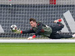 jonas urbig 40 fc bayern muenchen abschlusstraining vor dem uefa champions league spiel gegen atalanta bergamo saison 2025 2026 an der saebener strasse 17 03