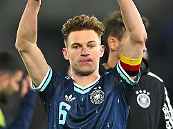 joshua kimmich feiert mit einer verletzung an der lippe den sieg in der schweiz