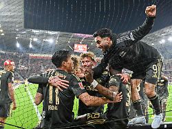 jubel zum tor goal zum 0 1 durch wooyeong jeong 1 union berlin 11 mit livan baha burcu 1 union berlin 09 ger freiburg 1 union berlin fussball bundesliga bundesliga 26 spieltag saison 2025 2026 15 03