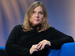 judith holofernes musikerin und schriftstellerin nimmt waehrend der frankfurter buchmesse an einer veranstaltung auf dem blauen sofa teil