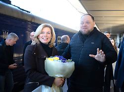 julia kloeckner cdu bundestagspraesidentin kommt am morgen mit dem sonderzug auf dem bahnhof der ukrainischen hauptstadt an und wird vom parlamentspraesidenten der ukraine ruslan stefantschuk begruesst