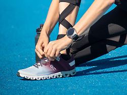 junge sportlerin traegt running schuhe der schweizer schuhmarke on