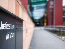 justizzentrum wuerzburg steht auf einem schild im eingangsbereich zum landgericht